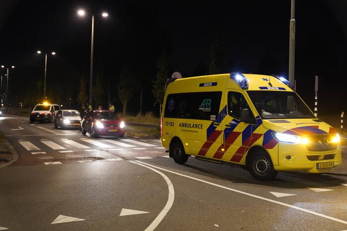Twee personenauto's botsen op elkaar voor verkeerslicht