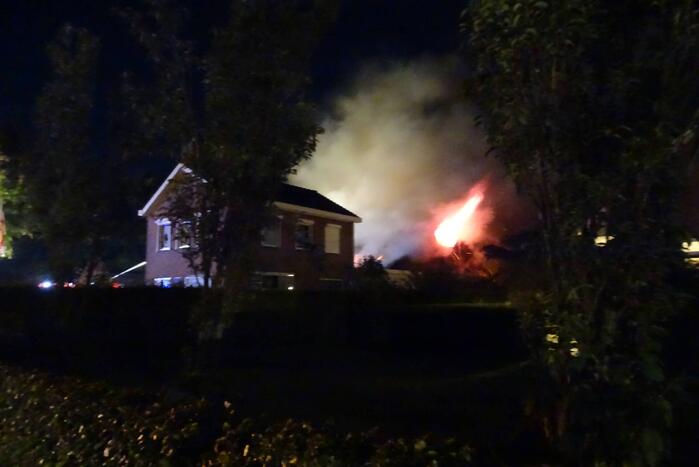 Forse uitslaande brand verwoest schuur