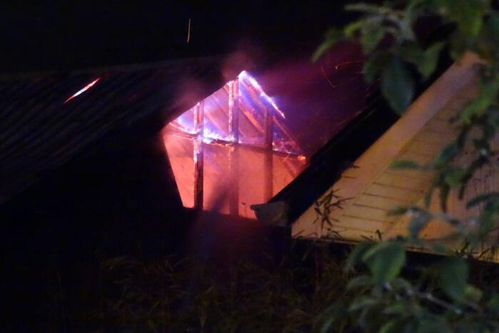 Forse uitslaande brand verwoest schuur
