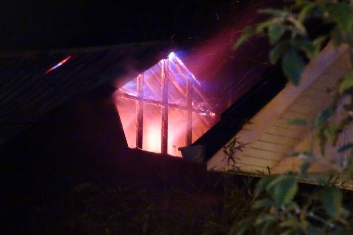 Forse uitslaande brand verwoest schuur