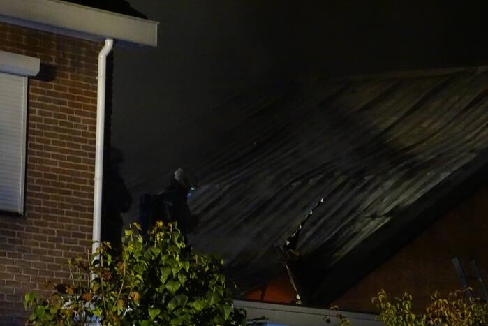 Forse uitslaande brand verwoest schuur