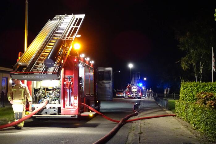 Forse uitslaande brand verwoest schuur