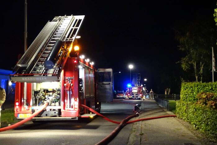 Forse uitslaande brand verwoest schuur