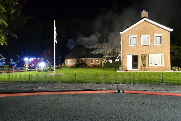 Forse uitslaande brand verwoest schuur