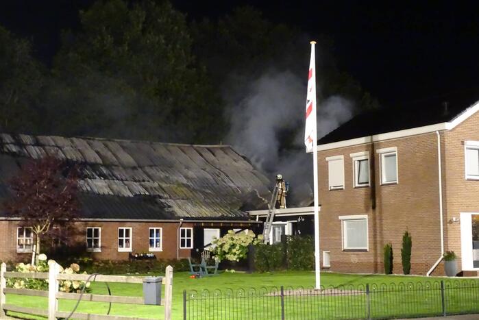 Forse uitslaande brand verwoest schuur