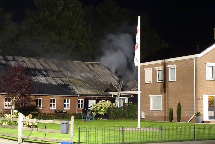 Forse uitslaande brand verwoest schuur