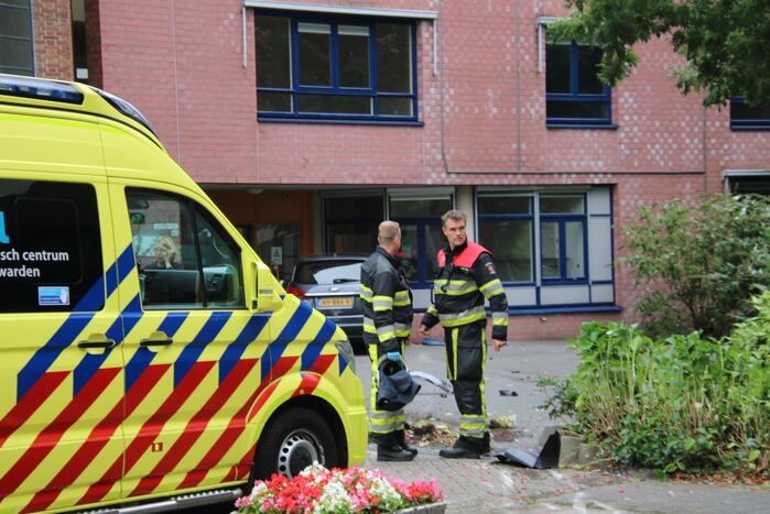 Vrouw botst met auto op gevel van wooncomplex