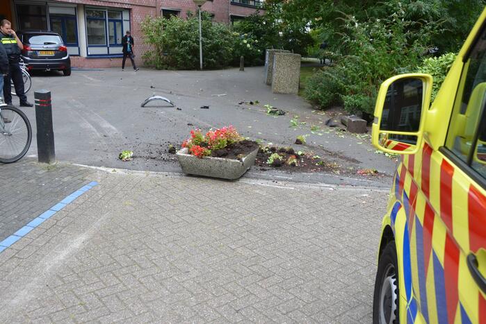 Vrouw botst met auto op gevel van wooncomplex