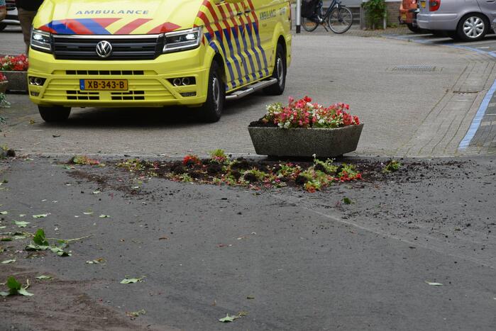 Vrouw botst met auto op gevel van wooncomplex
