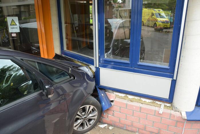 Vrouw botst met auto op gevel van wooncomplex