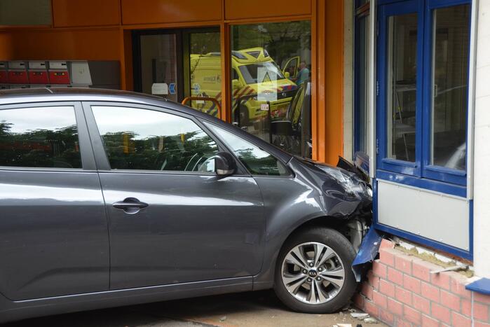 Vrouw botst met auto op gevel van wooncomplex