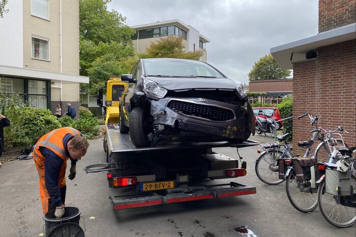 Vrouw botst met auto op gevel van wooncomplex