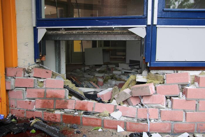 Vrouw botst met auto op gevel van wooncomplex