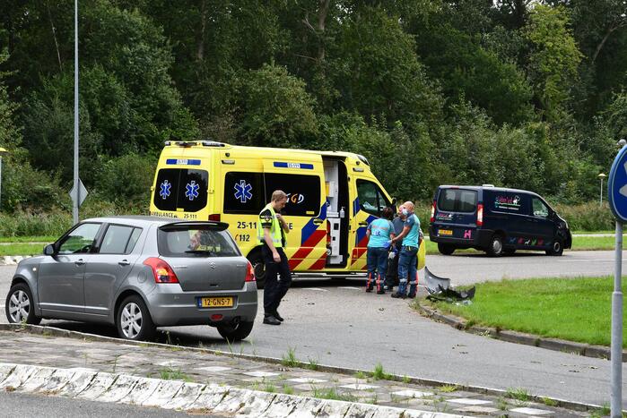 Bestelbus hondenuitlaatservice in botsing met auto