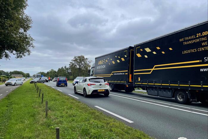 Bestelbus botst achter op oplegger van vrachtwagen