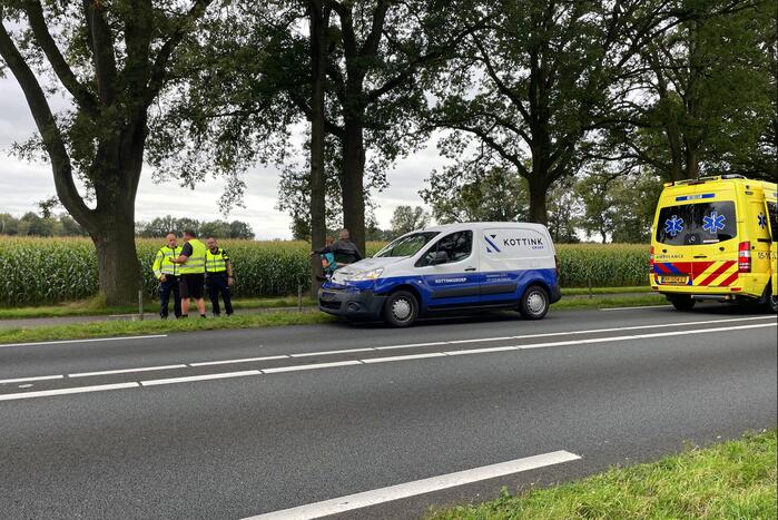 Bestelbus botst achter op oplegger van vrachtwagen