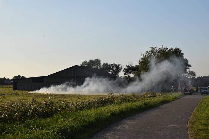 Brandend gras bestreden door brandweer
