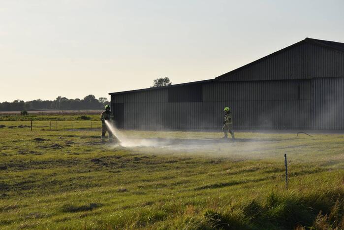 Brandend gras bestreden door brandweer