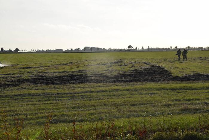 Brandend gras bestreden door brandweer