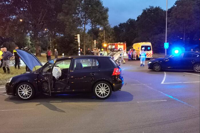 Auto belandt op de kop na botsing