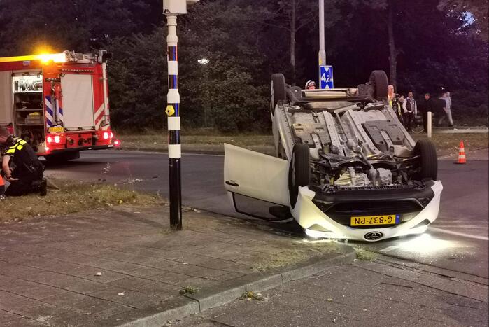 Auto belandt op de kop na botsing