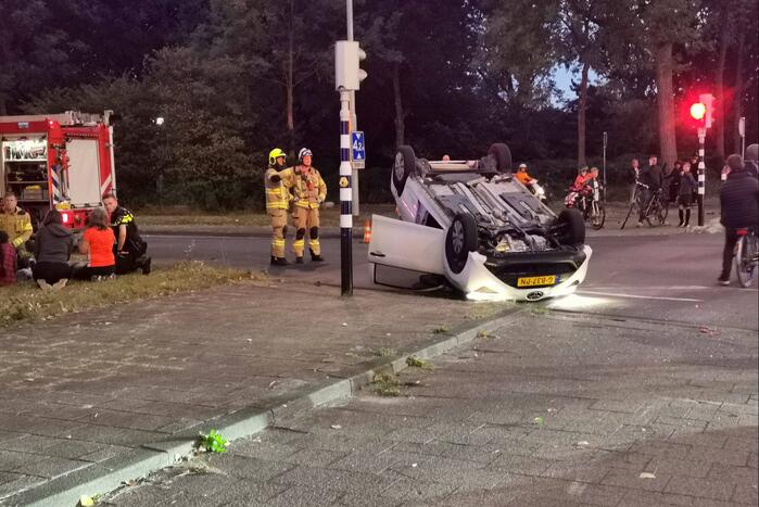 Auto belandt op de kop na botsing