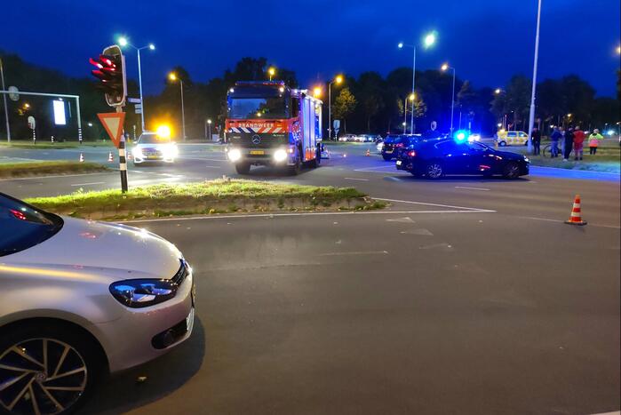 Auto belandt op de kop na botsing