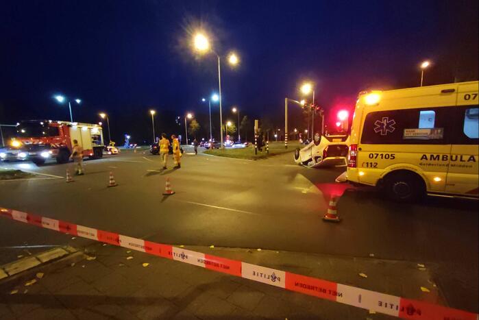 Auto belandt op de kop na botsing