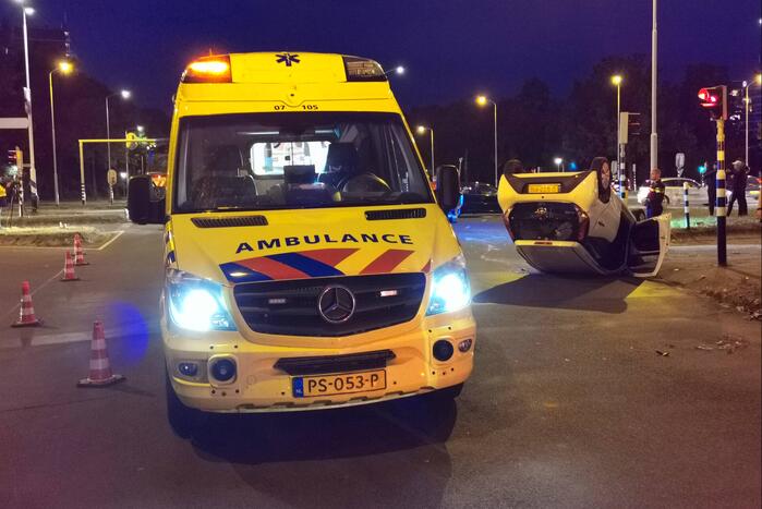 Auto belandt op de kop na botsing