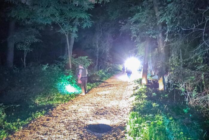 Hulpdiensten onderzoeken vreemde lucht in bosgebied