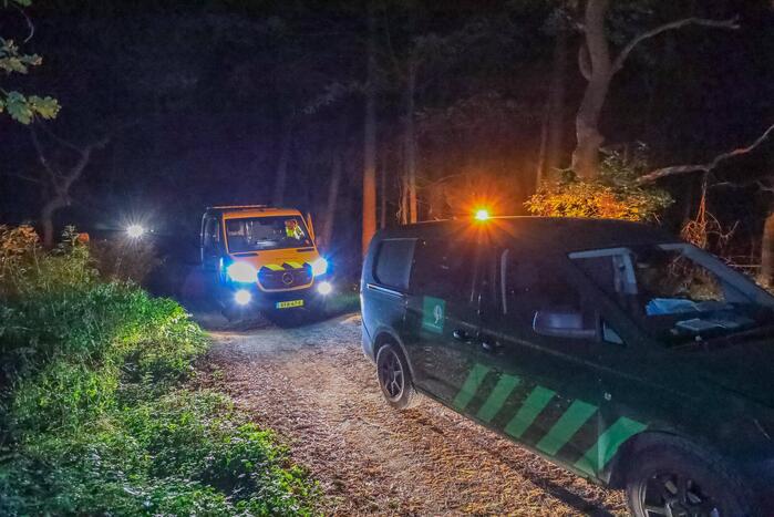 Hulpdiensten onderzoeken vreemde lucht in bosgebied