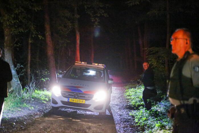 Hulpdiensten onderzoeken vreemde lucht in bosgebied