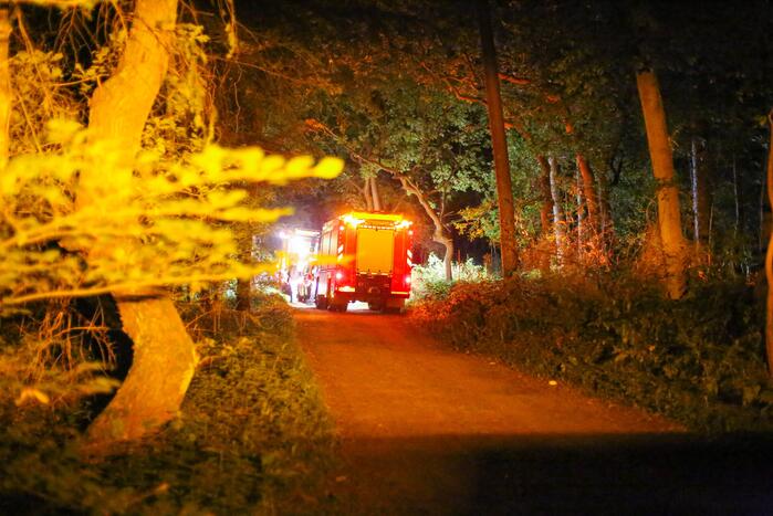 Hulpdiensten onderzoeken vreemde lucht in bosgebied