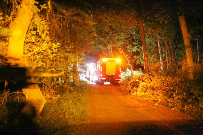 Hulpdiensten onderzoeken vreemde lucht in bosgebied