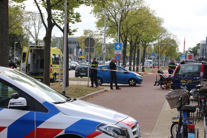 Fietsster gewond bij botsing met personenauto