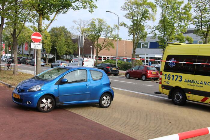 Fietsster gewond bij botsing met personenauto