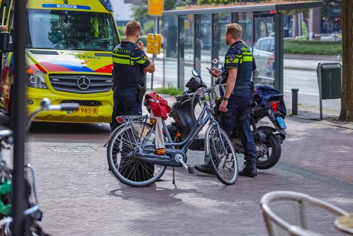 Scooterrijder en fietser botsen op fietspad