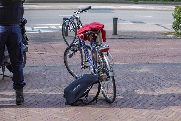 Scooterrijder en fietser botsen op fietspad