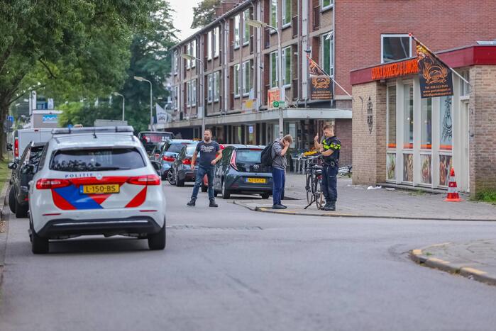 Personenauto botst op e-biker