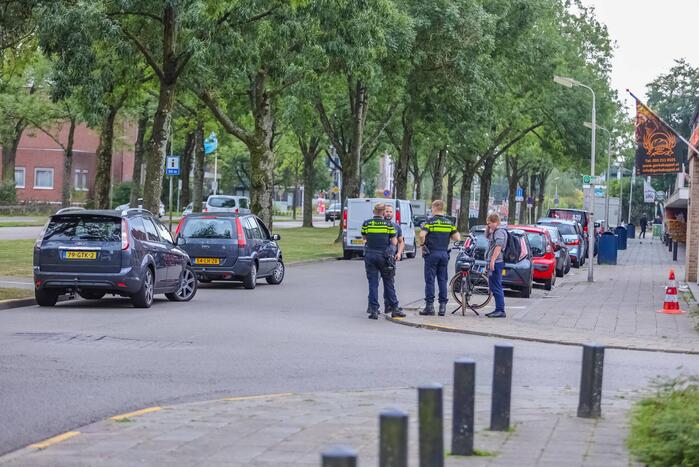 Personenauto botst op e-biker