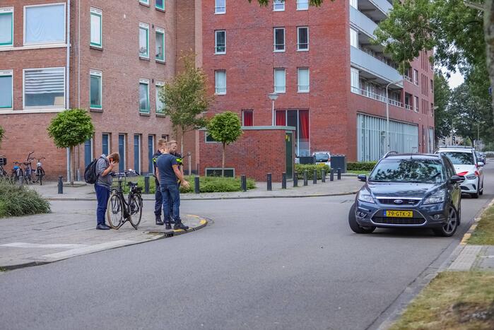 Personenauto botst op e-biker