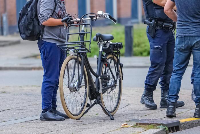 Personenauto botst op e-biker