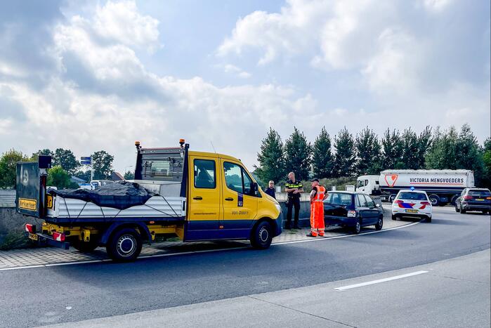 Tractor botst achter op auto