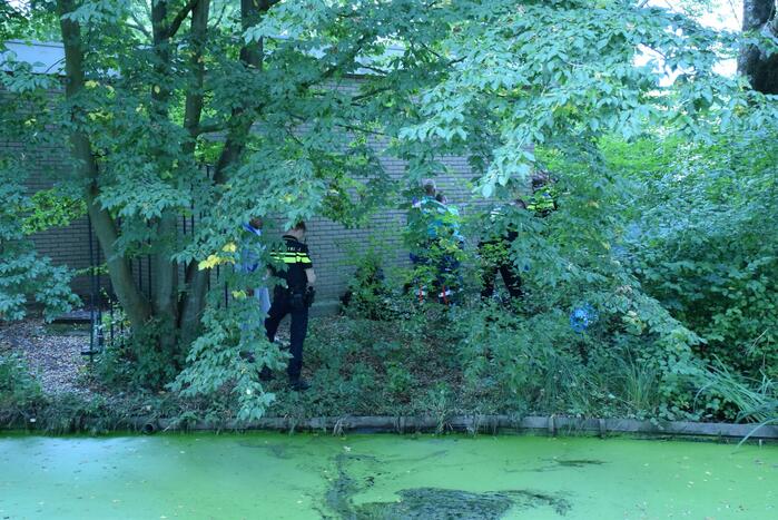 Omstanders redden dronken man uit water