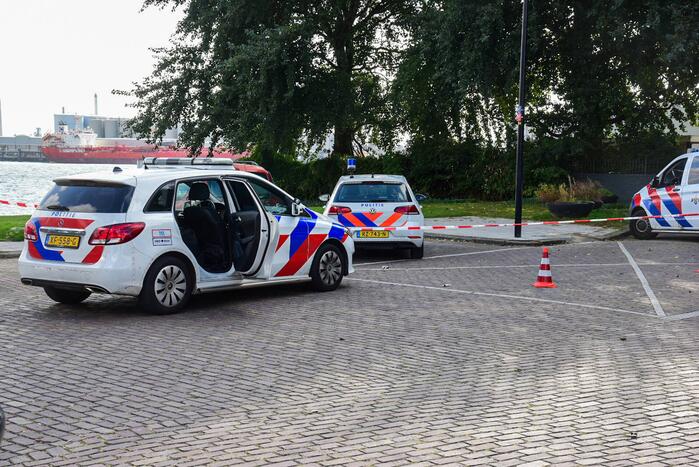 Politie schiet man met vuurwapen neer