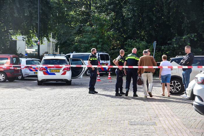 Politie schiet man met vuurwapen neer