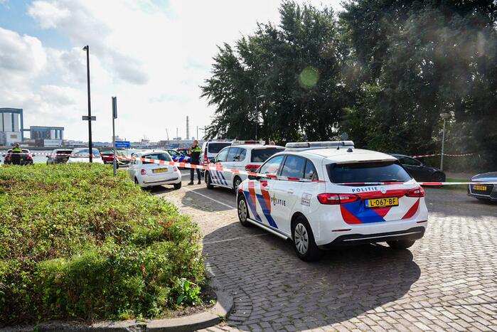 Politie schiet man met vuurwapen neer