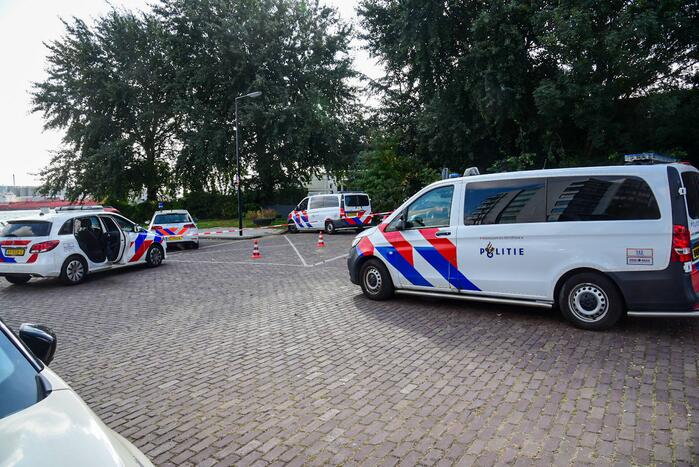 Politie schiet man met vuurwapen neer