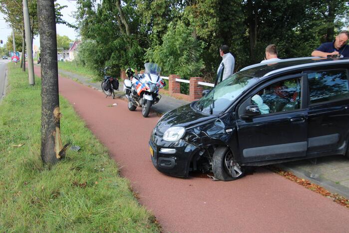 Kerende auto op fietspad zorgt voor ravage