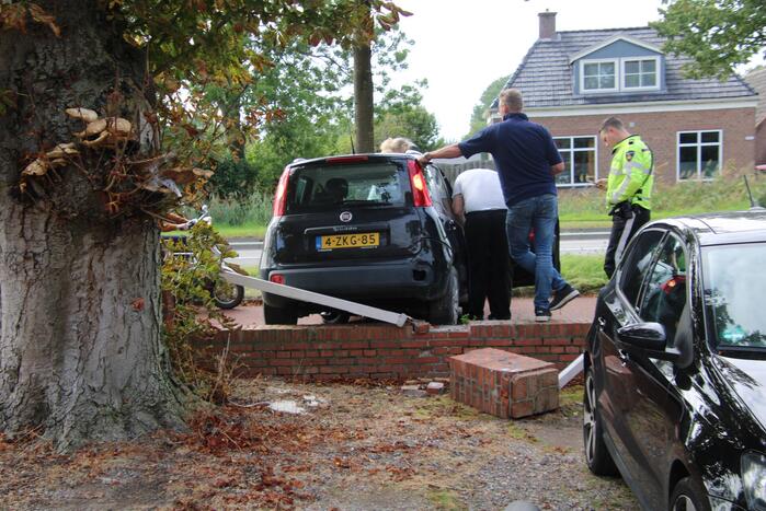 Kerende auto op fietspad zorgt voor ravage